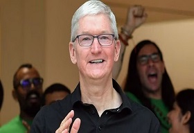 Apple CEO Tim Cook Meets Indian Student Developer at WWDC